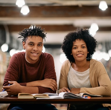 Étudiants étrangers étudiant le français dans une bibliothèque en France