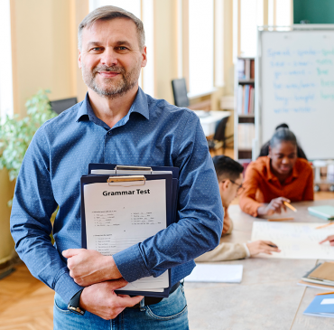 Professeur d'anglais à Paris tenant un test de grammaire en classe